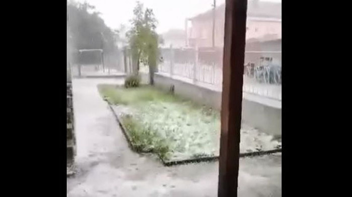 Градушка с големина на орех унищожи реколтата в Садово (ВИДЕА)