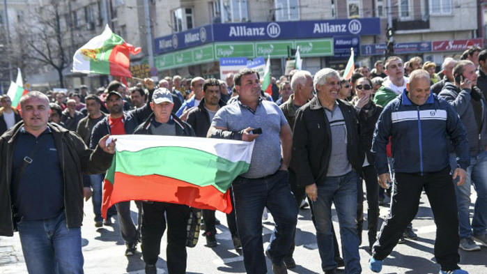 Забрана за стрелба срещу градоносните облаци заради прелитащ самолет в