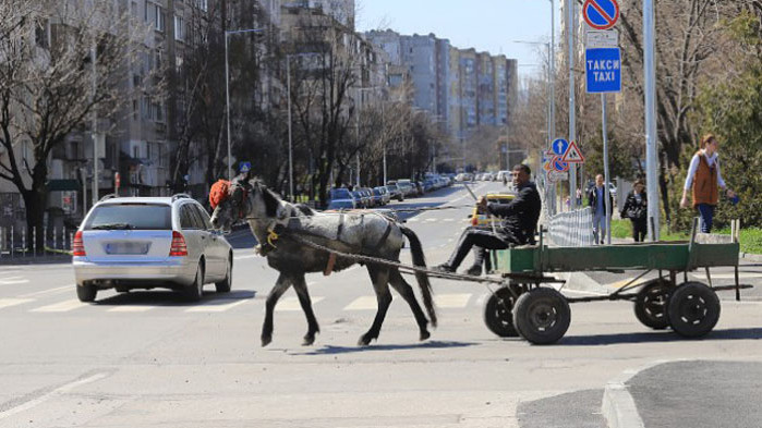 От днес е забранено движението на каруци в София