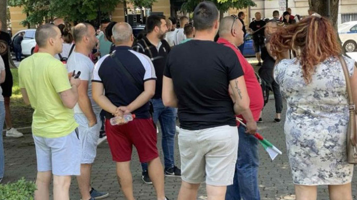 Представители на превозвачите продължават с протестите си. Те ги обявиха