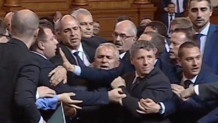 Бой в парламента: Депутати от „Възраждане“ и „Промяната“ се шамариха (ВИДЕО, СНИМКИ)