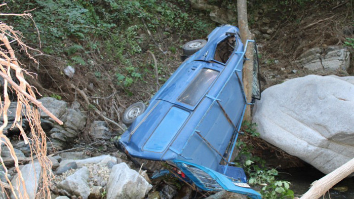 49-годишен водач на миниван Нисан оцеля по чудо след като