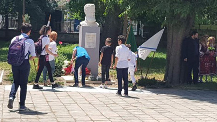 Откриха бюст-паметник на Христо Ботев в двора на едноименното училище в Аспарухово (СНИМКИ)