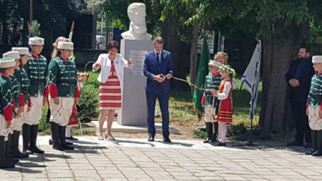 Откриха бюст-паметник на Христо Ботев в двора на едноименното училище в Аспарухово (СНИМКИ)