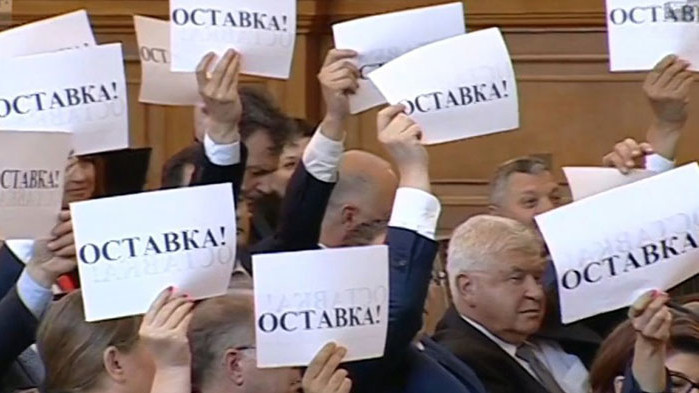 С плакати „оставка“ посрещнаха Константинова в Пленарна зала