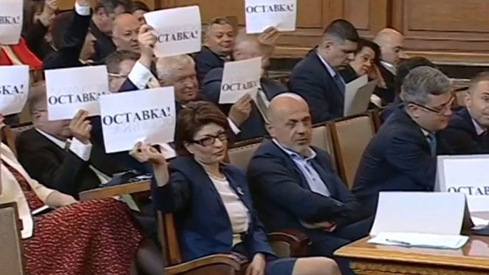 С плакати „оставка“ посрещнаха Константинова в Пленарна зала
