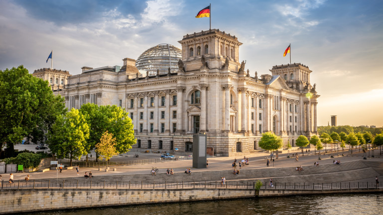 Германия отпуска €30 милиарда, за да облекчи населението си от