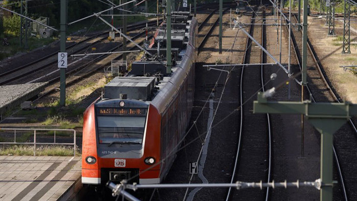 Трима души загинаха и 16 бяха тежко ранени, когато регионален