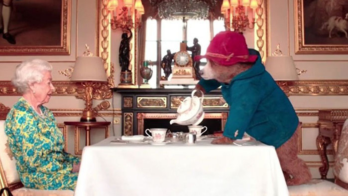 Платинен юбилей: Кралица Елизабет II пи чай с мечето Падингтън (ВИДЕО)