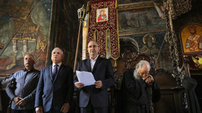 Президентът Румен Радев чете Символ Верую на литургия в Света гора