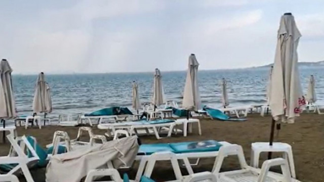 Силна буря връхлетя плаж Крайморие край Бургас  съобщава bTV Това се