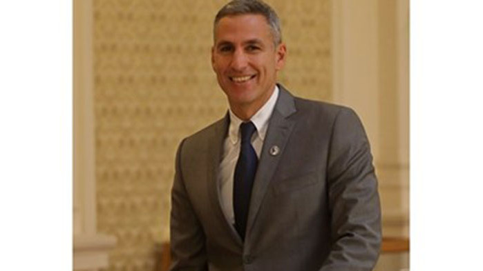 Въпросът за вдигане на ветото на РСМ не трябва да бъде подлаган на референдум, смята Гюров