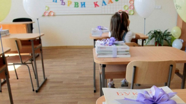 Родители на първокласници в столицата очакват първото класиране за прием