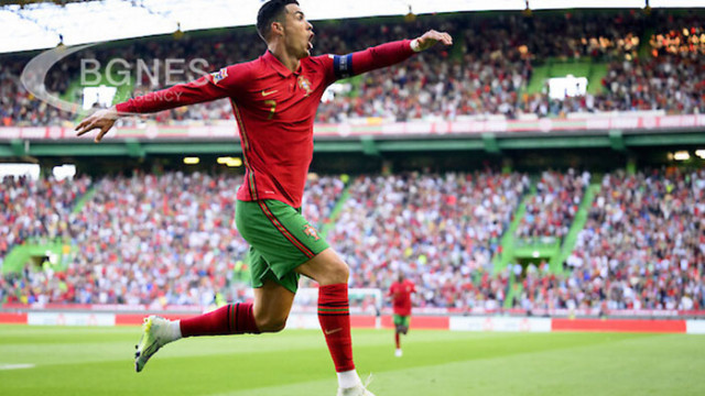 Звездата на Португалия Кристиано Роналдо отбеляза два гола при разгромната