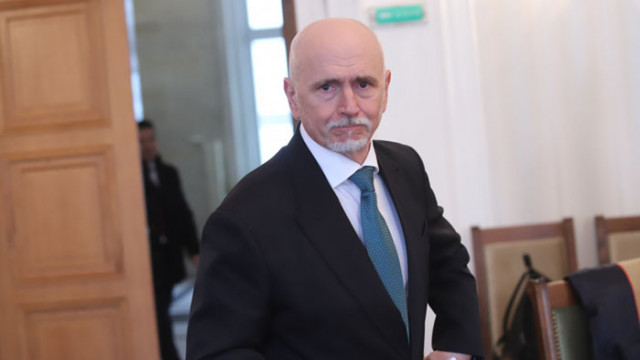 След несъществуващото пътуване с влак до Етрополе транспортният министър осветли