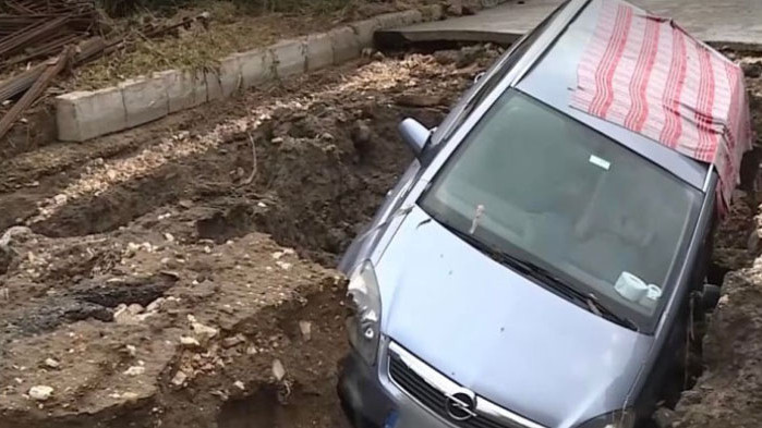 Автомобил пропадна в огромен ров и предизвика недоволство сред гражданите