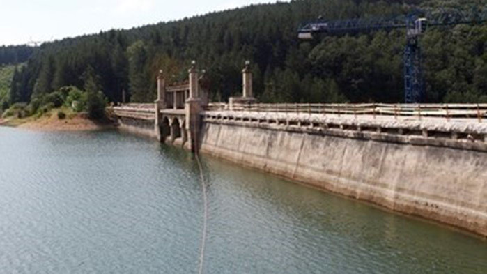 Подновено е контролираното изпускане на язовир Студена, съобщи ВиК  Перник.