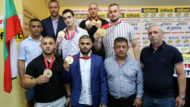 Състезателите от националния отбор по вдигане на тежести които спечелиха