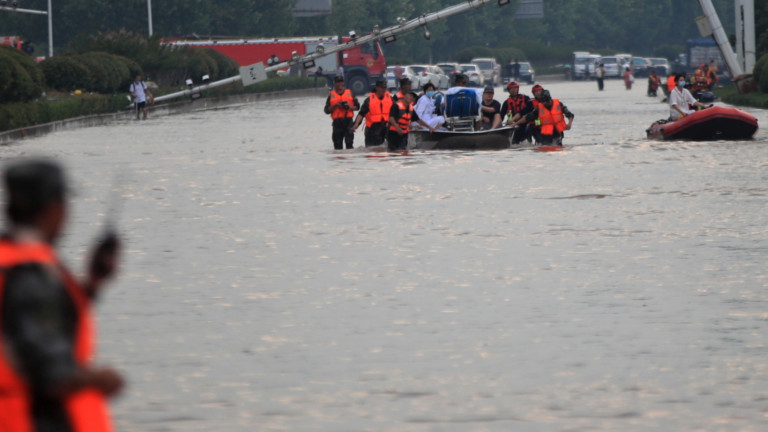 Най-малко 10 души загинаха при наводнения и 286 000 бяха евакуирани, след