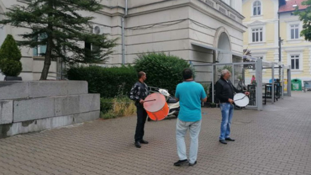 Традиционни ромски ритми огласиха бул Васил Левски в столицата в