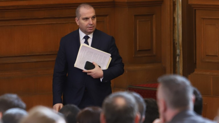 Караджов не схващал какво е оставка „на трупчета“, но продължава да работи