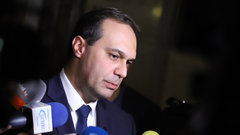 В момента е важно да има работещо правителство и парламент.