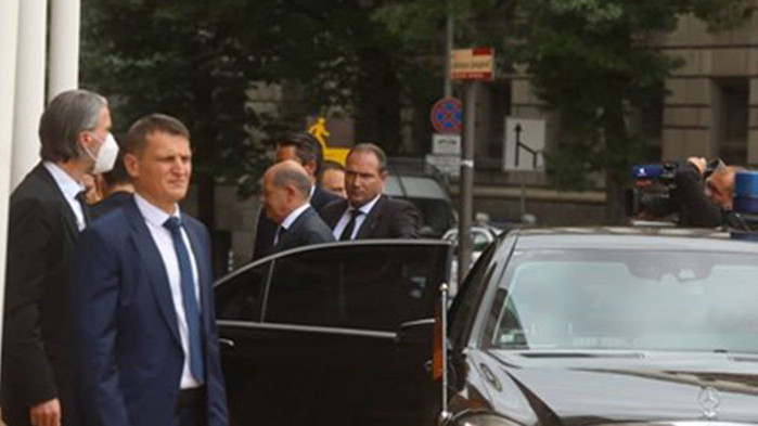 Премиерът Кирил Петков излезе пред Министерския съвет, за да посрещне