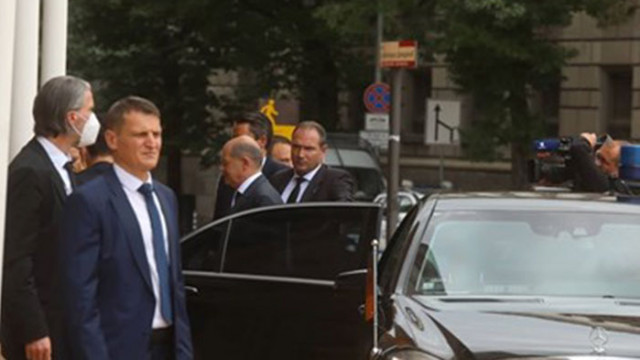 Премиерът Кирил Петков излезе пред Министерския съвет за да посрещне