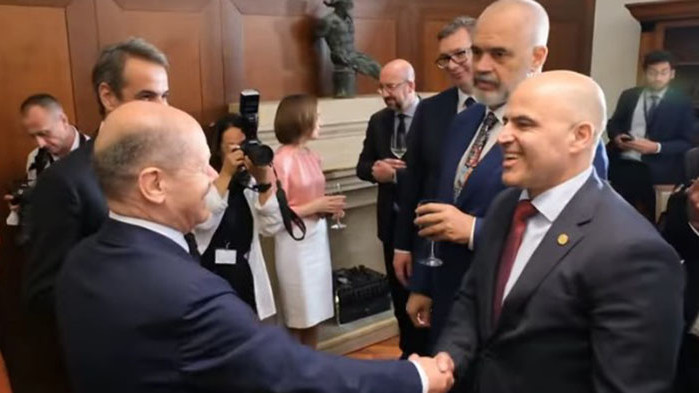 Албанският премиер Еди Рама се пошегува с македонския си колега