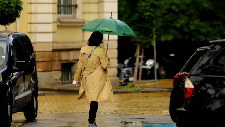 Почти цялата страна е в жълто заради очаквани валежи от