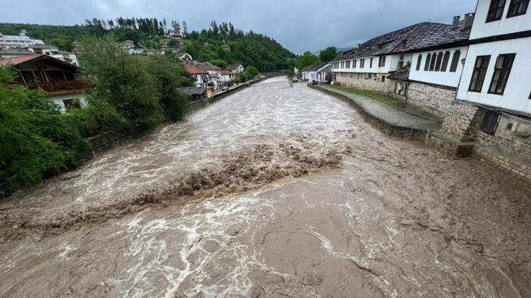Десетки къщи в Трявна са под вода, след поройни дъждове