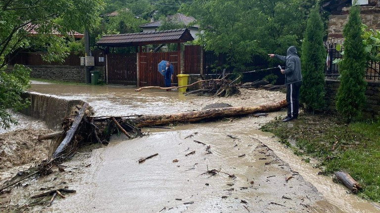 Десетки къщи в Трявна са под вода, след поройни дъждове
