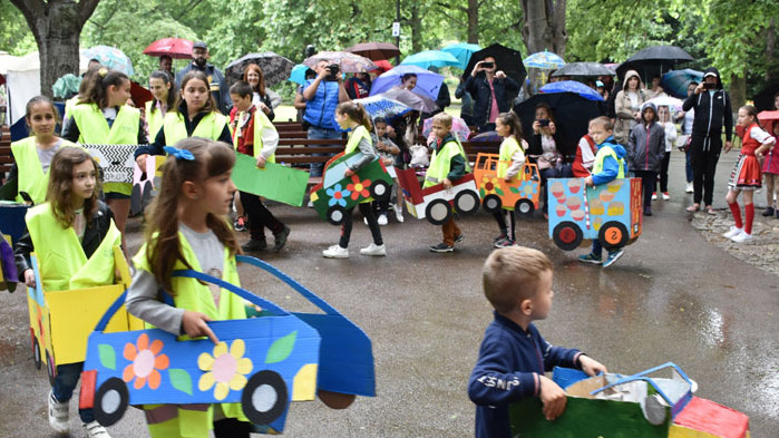 Дъждовните капки през уикенда не уплашиха децата, които с желание