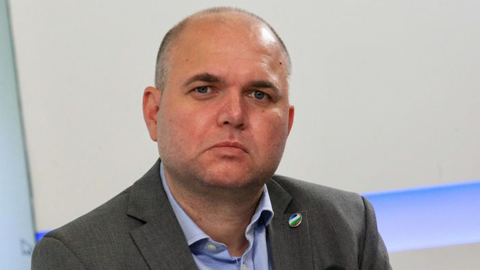 Има няколко сценария. Водещият и най-важният за страната е борба,