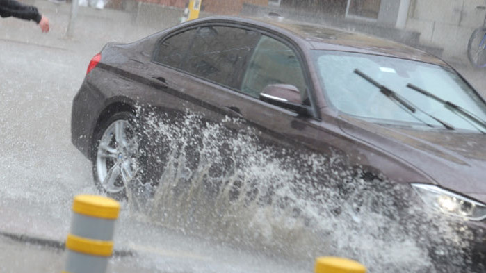 Наводнени са къщи и дворове в кв. Бенковски“ в столицата,