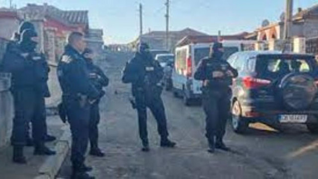 Мащабна полицейска операция в Самоков след нападение на полицаи