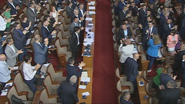 Председателят Никола Минчев бе посрещнат с аплодисменти от депутатите на