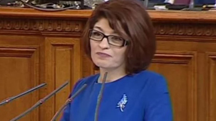 Атанасова: Ще улесните всички, ако днес гласуваме оставките на правителството и на г-н Минчев