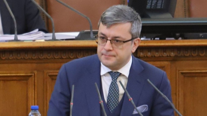 Петков прилича на пародия на Робеспиер, когато не знае какво