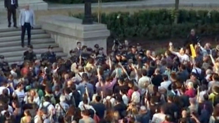 Депутатът от ИТН Тошко Йорданов излезе, разпери ръце, но беше