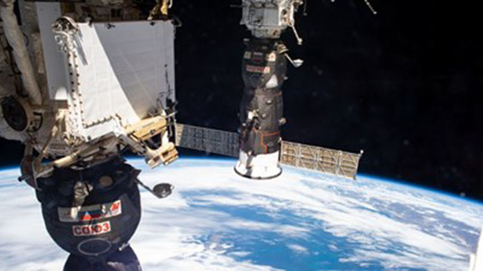 Космонавтът Сергей Корсаков свири за първи път на електрическа китара в космоса