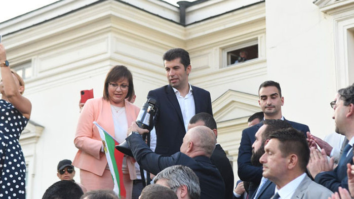 Браво ДБ, успяхте да изкарате привърженици да приветстват Нинова