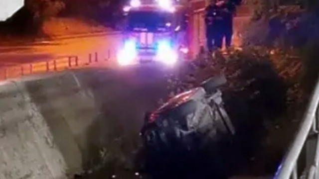 Лек автомобил падна в отводнителен канал на варненската ул Мир Предполага