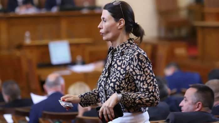 Депутатката от ДБ реагира остро срещу Костадин Костадинов от Възраждане“