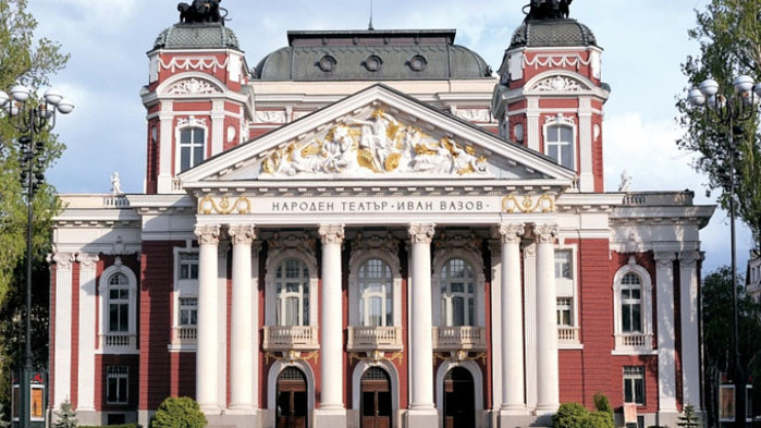 Дърво падна пред Народния театър Иван Вазов в София, съобщава