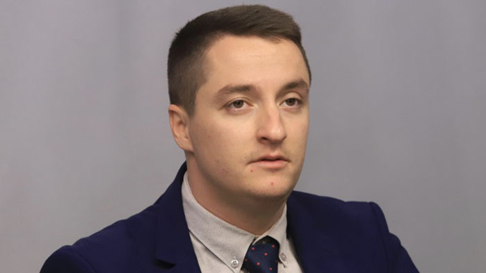 БСП, ДБ и ПП все повече набират на президента, който