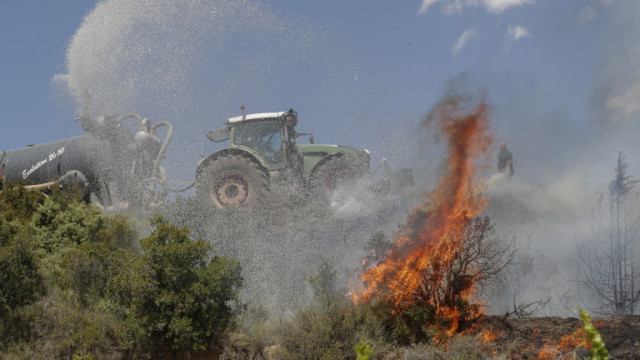 Пожарникарите се борят да овладеят бушуващите горски пожари в Испания