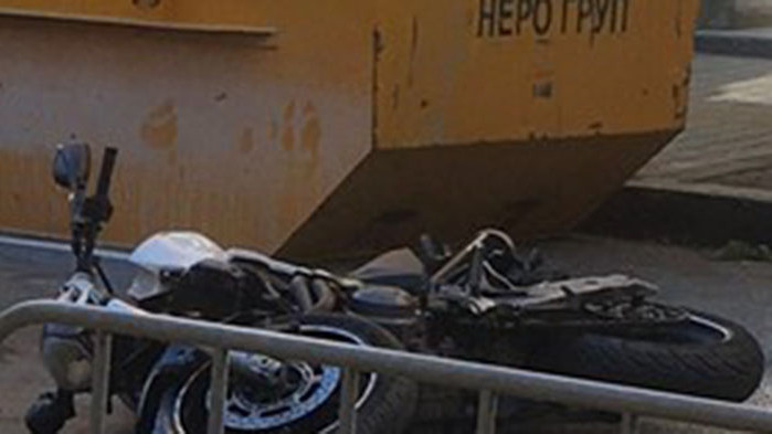 Моторист и колоездач се блъзнаха жестоко в центъра на София