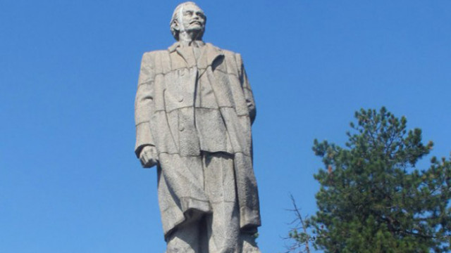 БСП искат паметникът на Георги Димитров в Димитровград да бъде възстановен