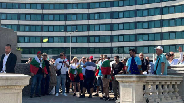 Недоволни граждани от правителството на Кирил Петков се събраха пред